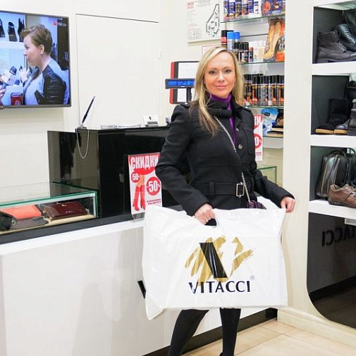 Мария Бутырская в фирменном салоне обуви VITACCI